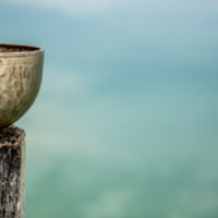 angeschnittene Klangschale auf Stegsockel mit Wasser